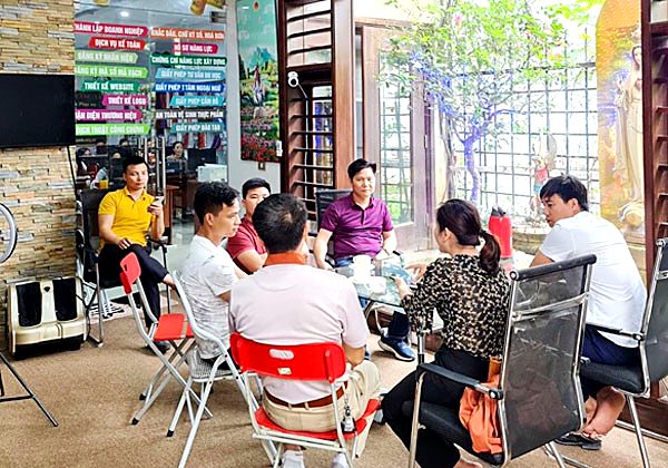 Buổi tư vấn nhóm cho chủ doanh nghiệp tại văn phòng