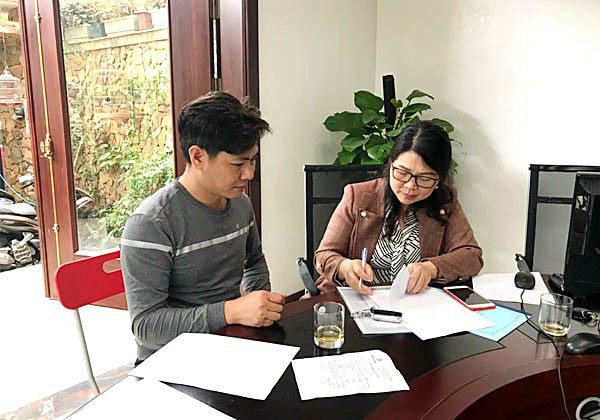 Chuyên viên hướng dẫn khách ký hồ sơ thành lập doanh nghiệp