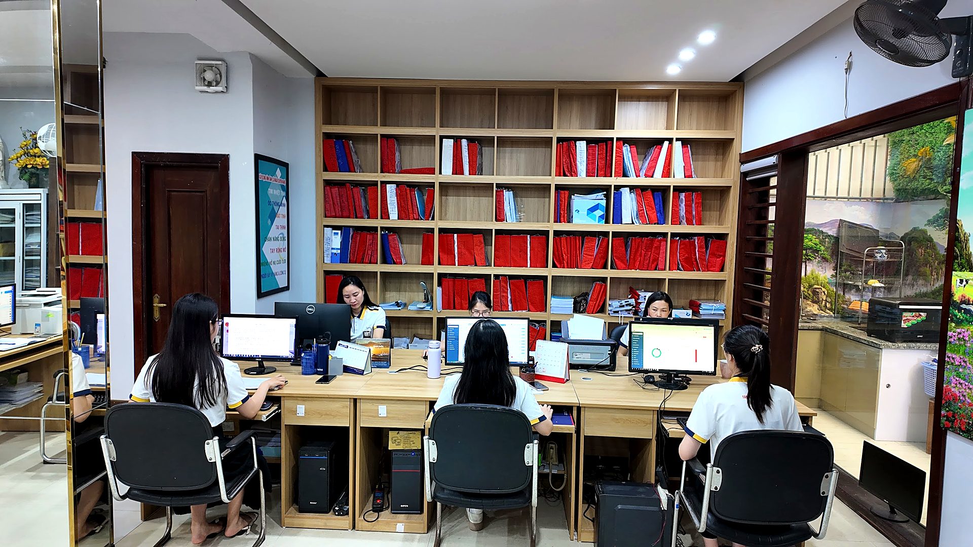 Văn phòng Tâm - Tầm - Tài tại TP. Vinh, nhân viên đang xử lý hồ sơ doanh nghiệp